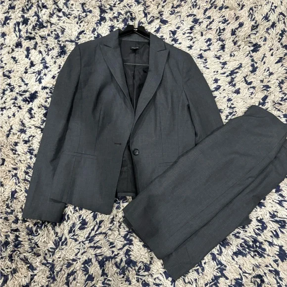 Ann Taylor signature 3 piece gray suit set - blazer (10), skirt and pants (8) - Picture 4 of 15